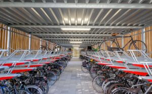 Tinggi Tower Almere - CuBicUp fietsenstalling - 2ParkUp AWB dubbellaags fietsenrek - RedCedar gevelbekleding - Klaver Fietsparkeren_low resolutie (18)